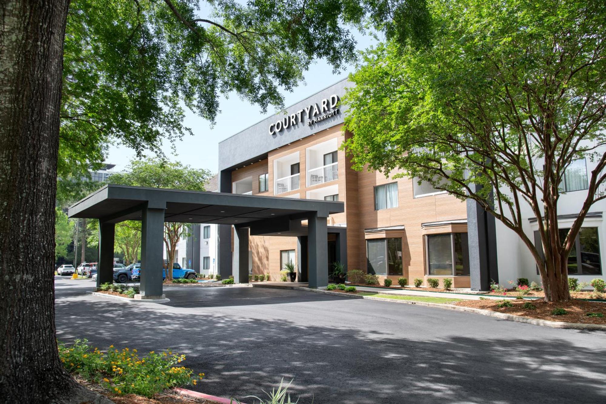 Courtyard Lafayette Airport Hotel Exterior photo