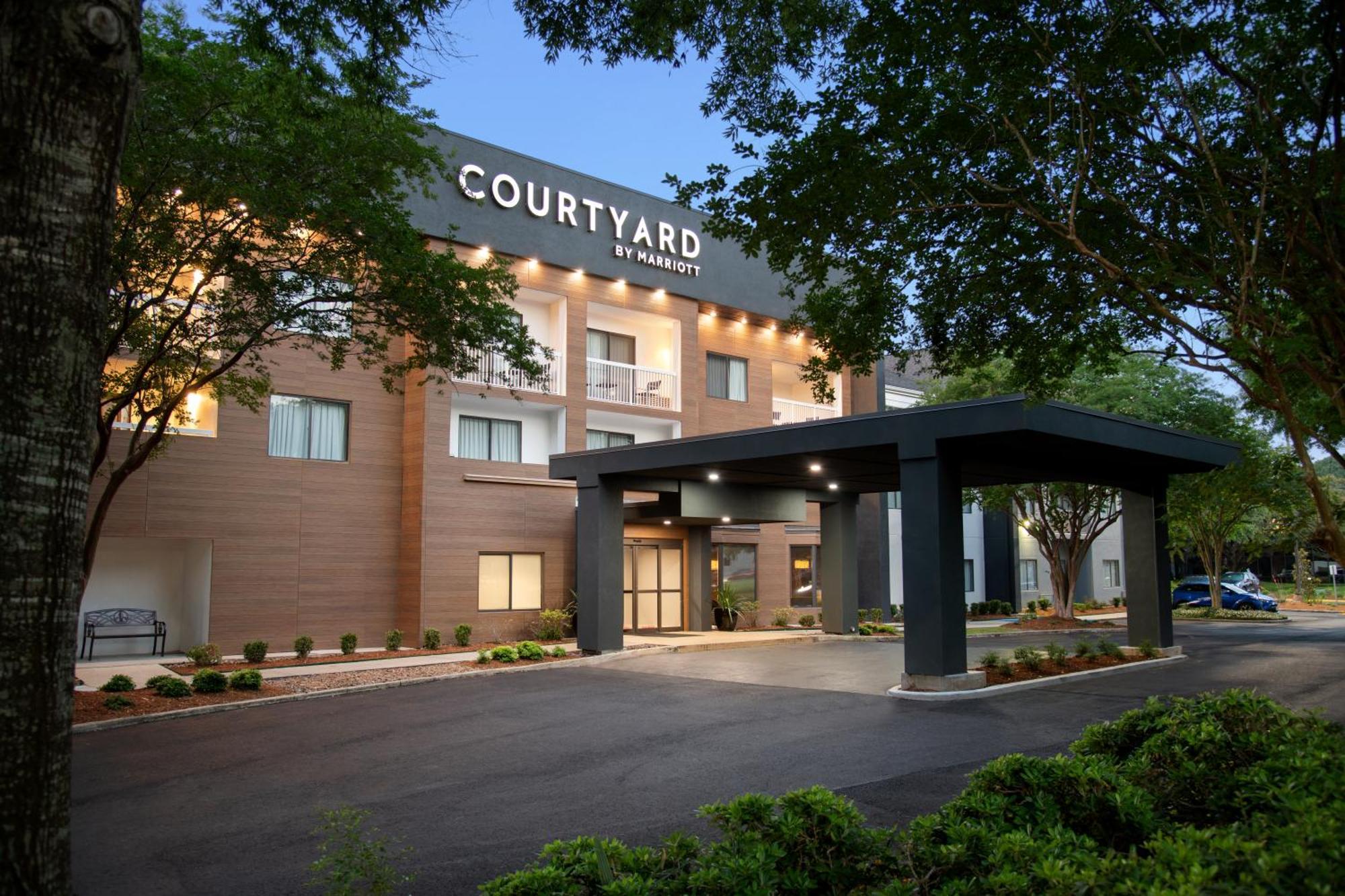 Courtyard Lafayette Airport Hotel Exterior photo