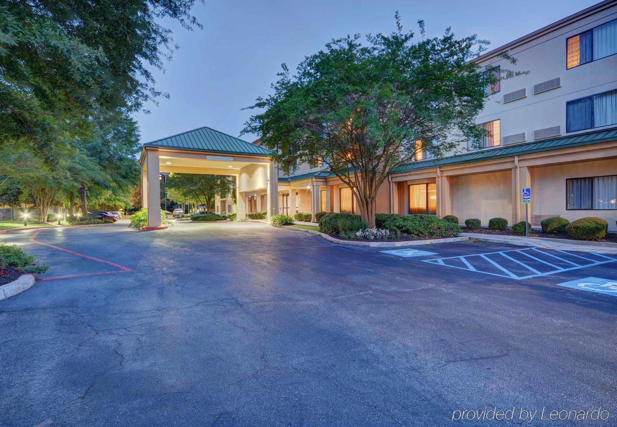 Courtyard Lafayette Airport Hotel Exterior photo