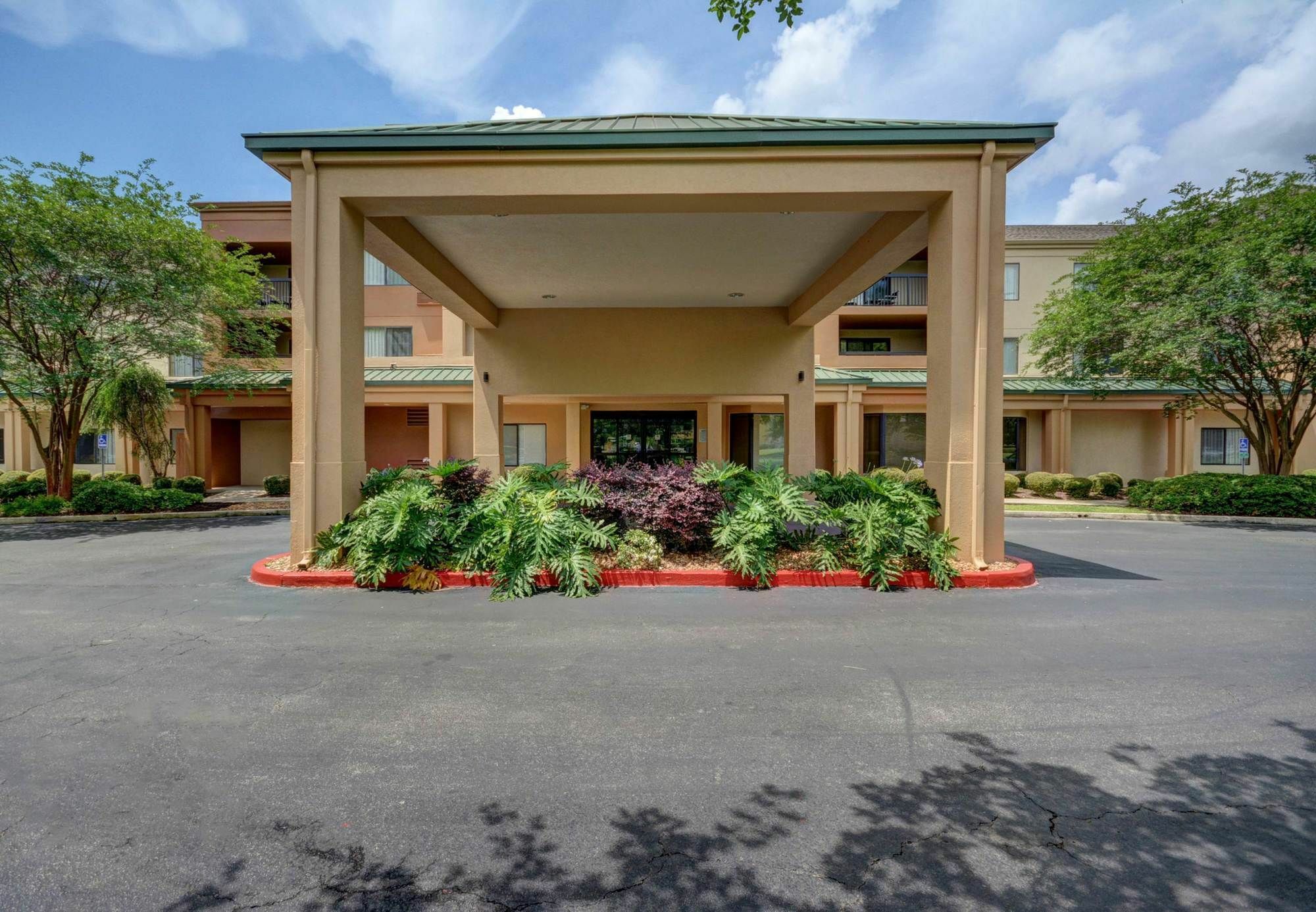 Courtyard Lafayette Airport Hotel Exterior photo